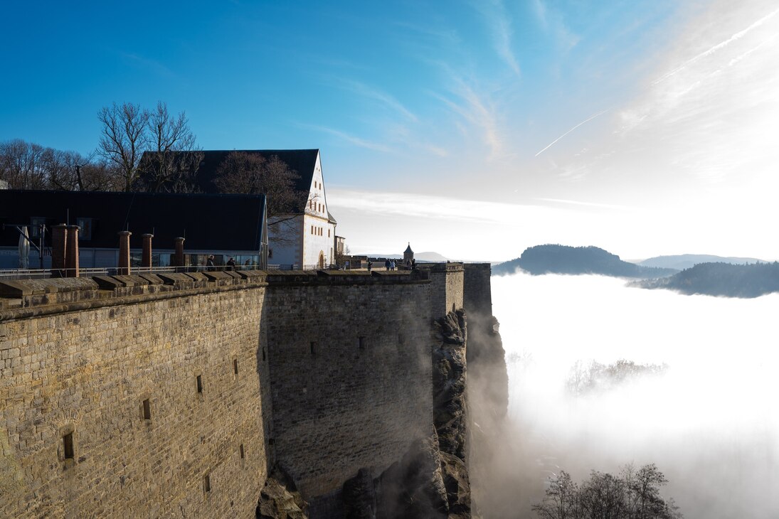 Die Festung Königstein im Nebel.