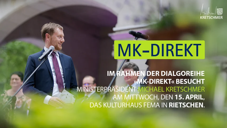 Ein Mann steht an einem Rednerpult.