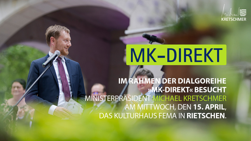 Ein Mann steht an einem Rednerpult.