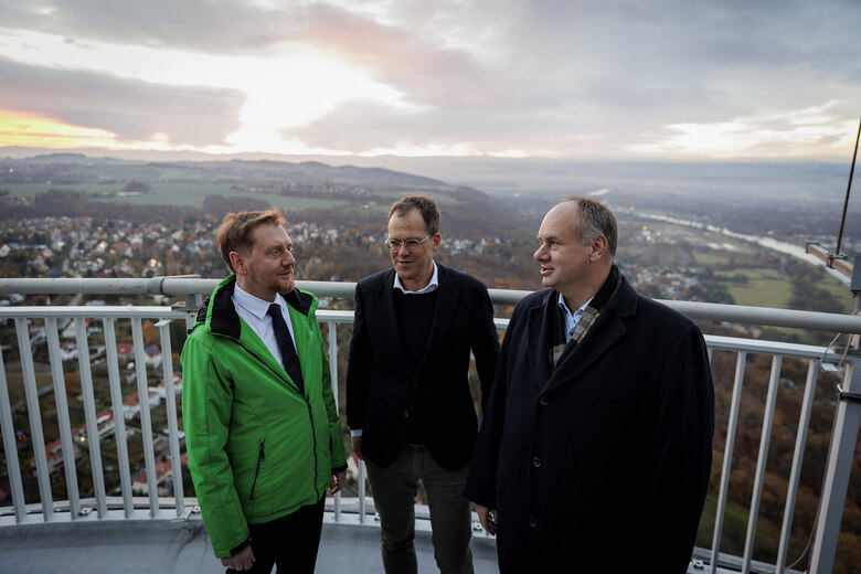 Drei Männer stehen auf einer Aussichtsplattform.