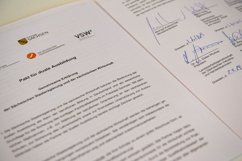 Ein Dokument mit der Aufschrift Pakt für duale Ausbildung.