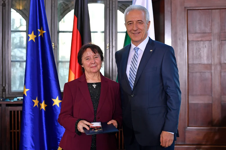 Ein Mann und eine Frau posieren für ein Foto.