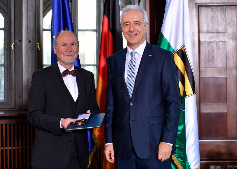 Zwei Herren posieren für ein Foto.
