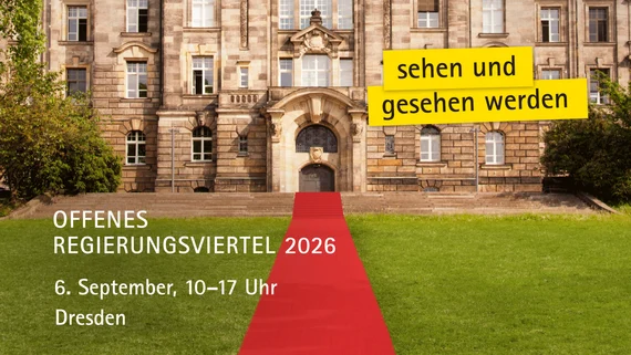 Ein Gebäudeeingang mit rotem Teppich.