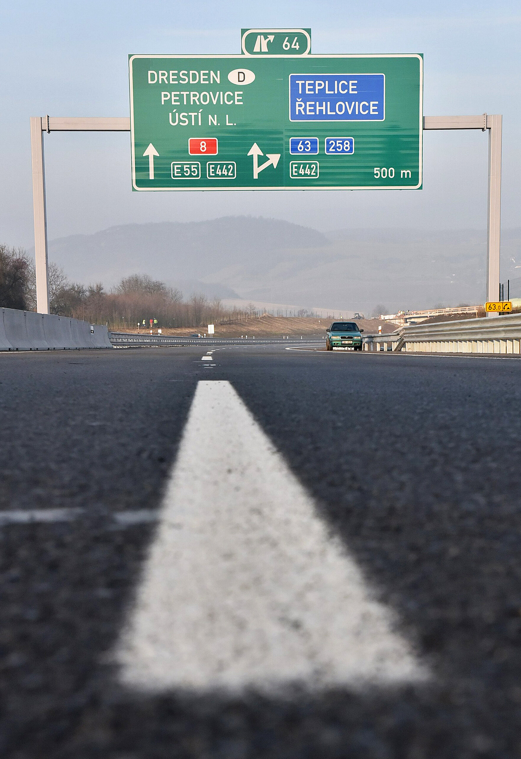 Eine Autobahn mit einem Verkehrsschild auf dem Dresden steht.