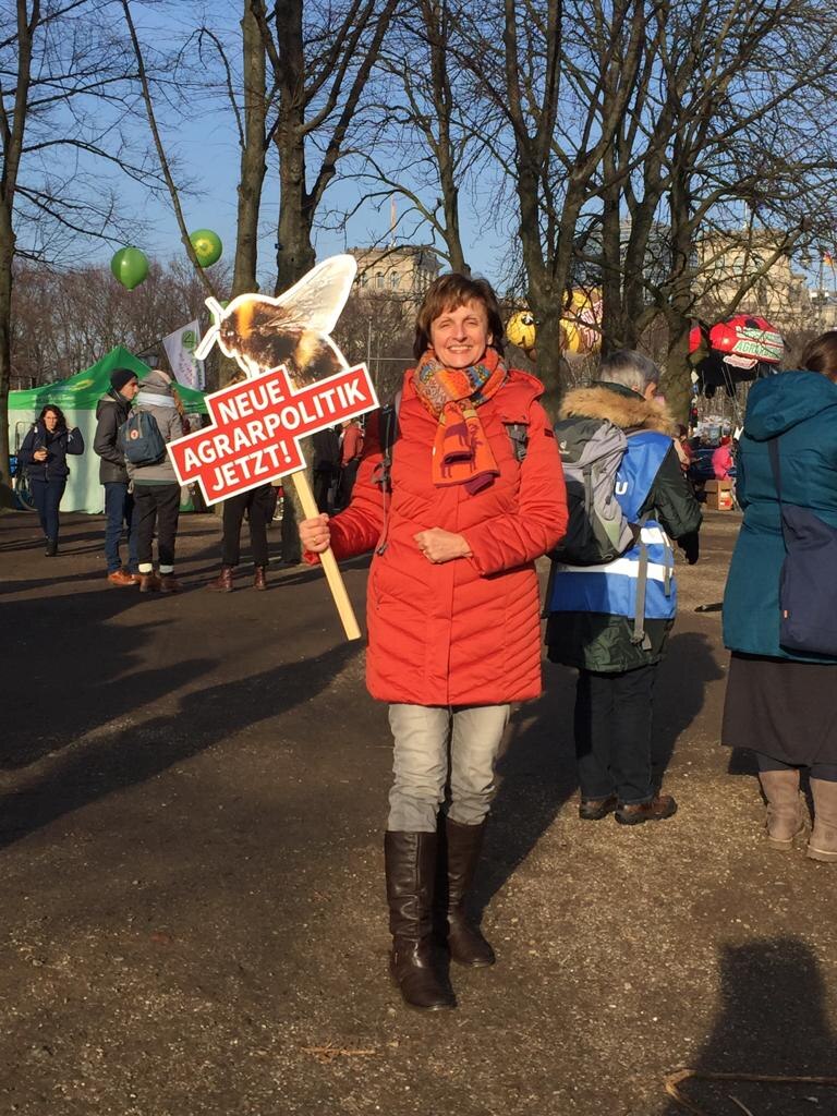 Eine Frau hält ein Plakat in der Hand mit der Aufschrift neue Agrarpolitik jetzt.
