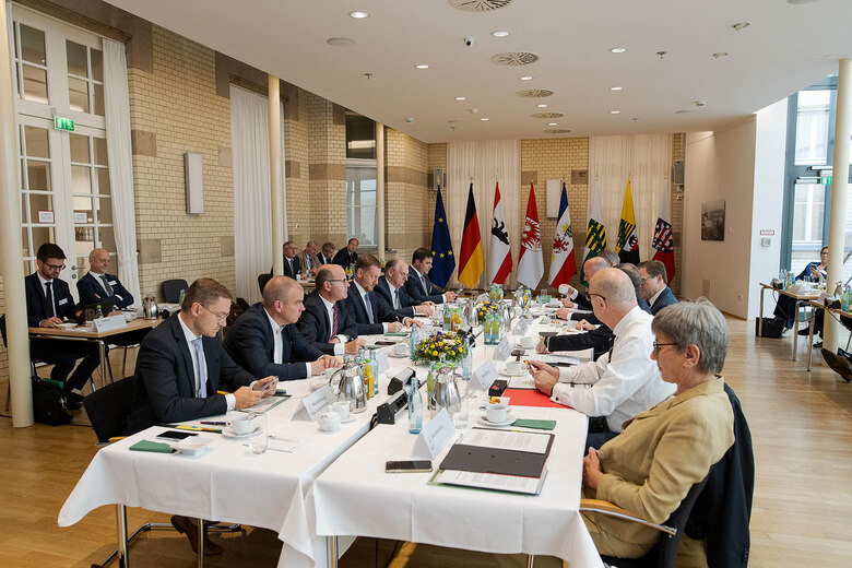 Männer und Frauen nehmen an einer Sitzung teil.