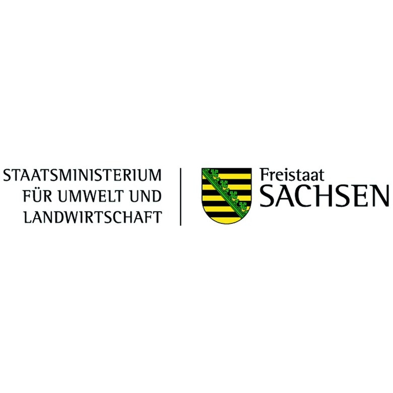 Ein Schriftlogo mit der Aufschrift Sächsisches Staatsministerium für Umwelt und Landwirtschaft und dem Wappen des Freistaates Sachsen.