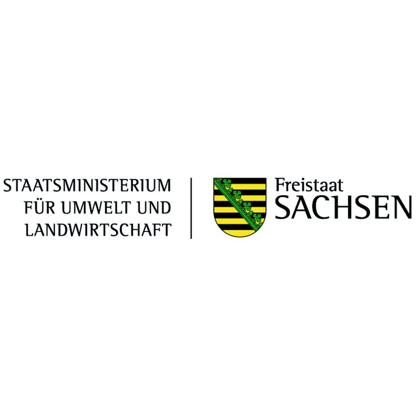 Ein Schriftlogo mit der Aufschrift Sächsisches Staatsministerium für Umwelt und Landwirtschaft und dem Wappen des Freistaates Sachsen.