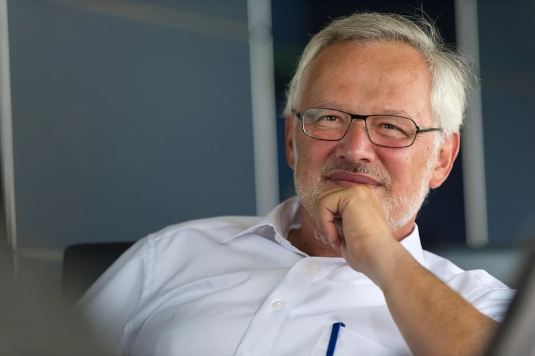 Ein Mann sitz auf einem Stuhl.